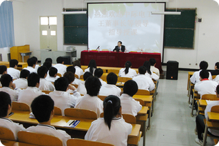 2011年王校长为中层学生讲课