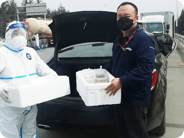 2022年，ZJ装备服务队给龙口到蓬莱牛扣的医护人员、民警等工作人员送去温暖的午餐